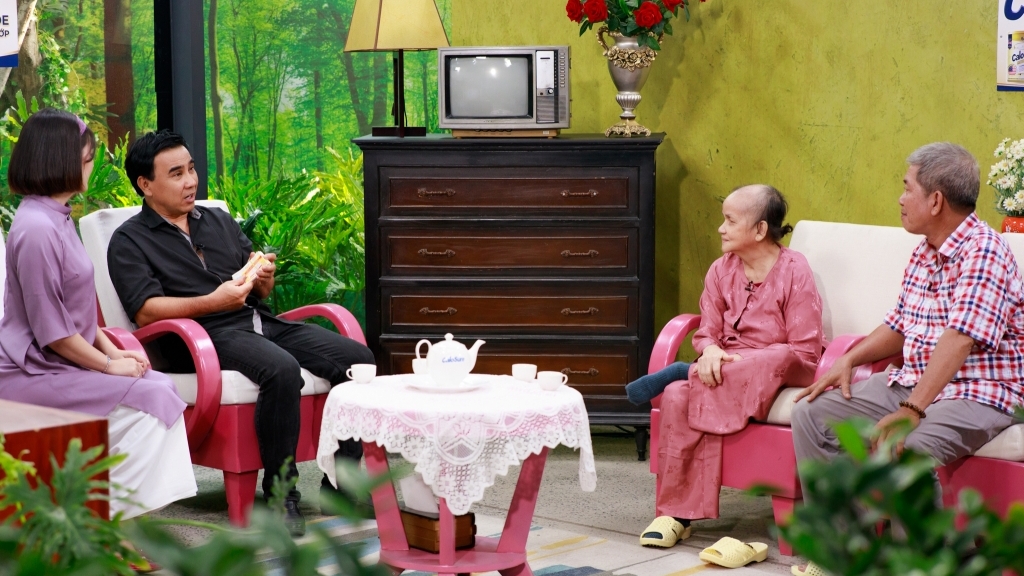 MC Quyền Linh bật khóc với chuyện tình nghèo khổ của cặp vợ chồng đặc biệt tại 'Tình trăm năm'