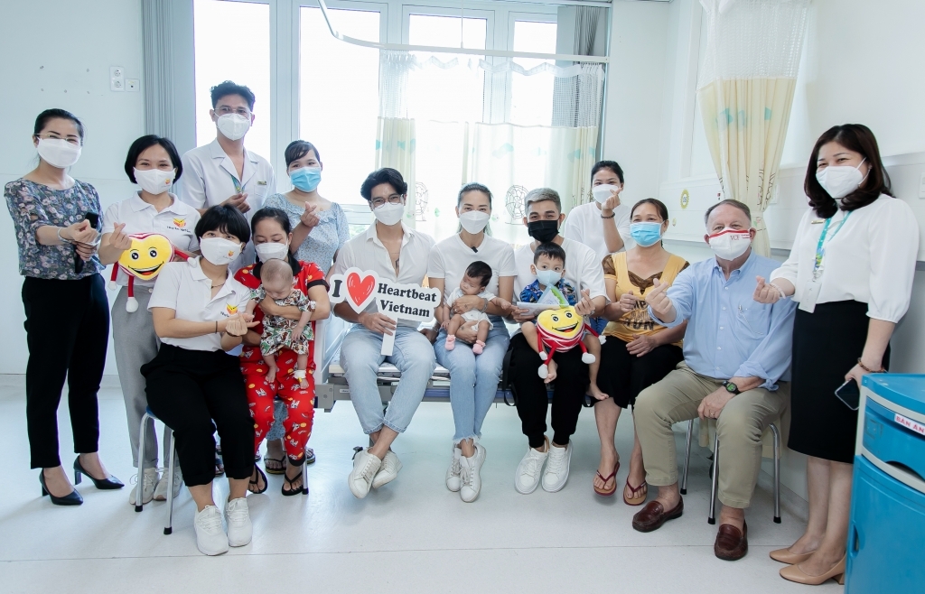 Jun Phạm theo bước Ngô Thanh Vân và Huy Trần nối liền sự sống cho trẻ em bị tim bẩm sinh