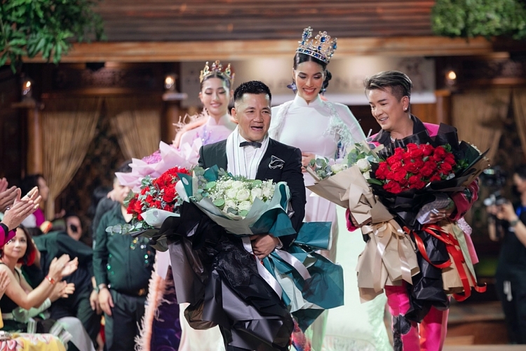 Đàm Vĩnh Hưng dìu bước Lan Khuê, Lương Thùy Linh trên nền bản hit của anh