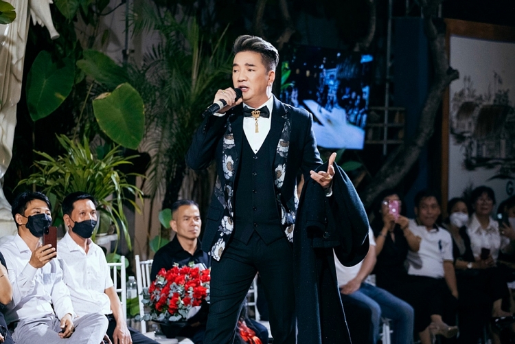 Đàm Vĩnh Hưng dìu bước Lan Khuê, Lương Thùy Linh trên nền bản hit của anh Đàm Vĩnh Hưng dìu bước Lan Khuê, Lương Thùy Linh trên nền bản hit của anh