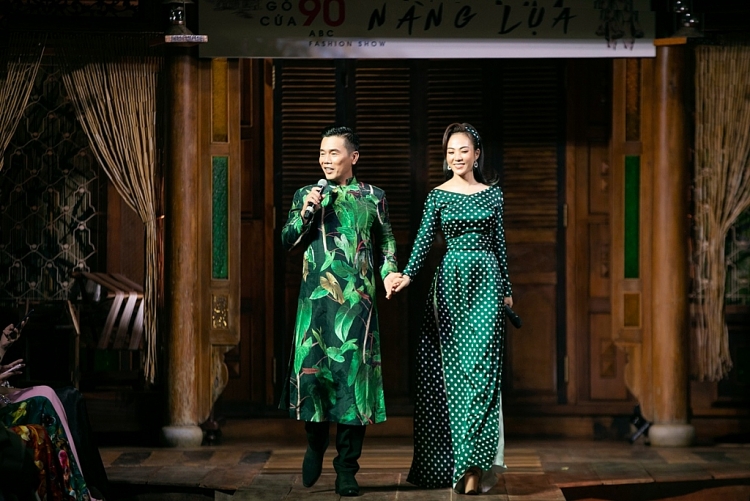 Đàm Vĩnh Hưng dìu bước Lan Khuê, Lương Thùy Linh trên nền bản hit của anh Đàm Vĩnh Hưng dìu bước Lan Khuê, Lương Thùy Linh trên nền bản hit của anh