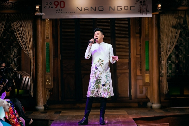 Đàm Vĩnh Hưng dìu bước Lan Khuê, Lương Thùy Linh trên nền bản hit của anh Đàm Vĩnh Hưng dìu bước Lan Khuê, Lương Thùy Linh trên nền bản hit của anh