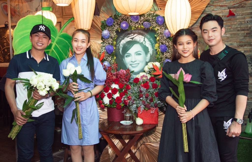 Con nuôi cố ca sĩ Phi Nhung và hai học trò chuẩn bị trang phục tham gia đêm nhạc 'Nhớ Nhung'