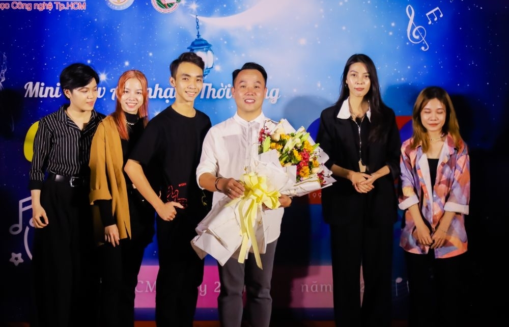 NTK Việt Hùng đồng hành cùng sân chơi nghệ thuật 'Chào bạn, Hutech tuổi 27'