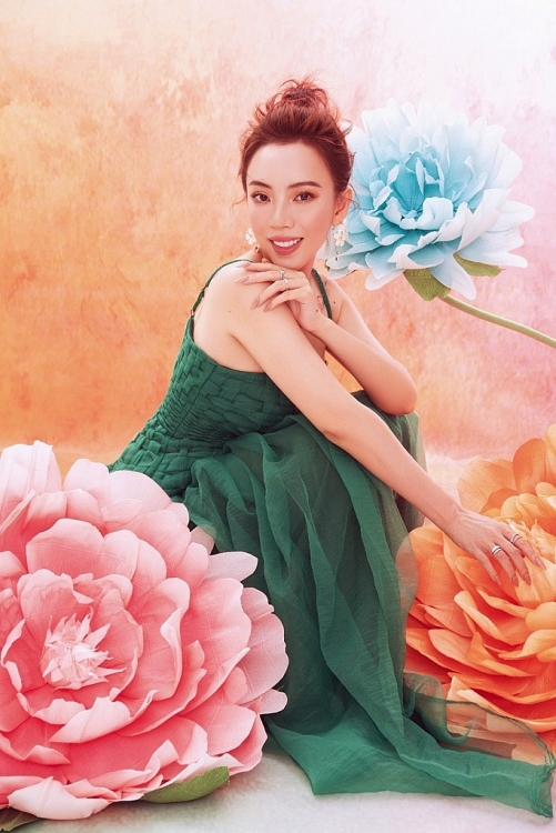 Tung ảnh mới đẹp mê mẩn, Thu Trang thú nhận tăng 4kg vì 'Nghề siêu dễ'