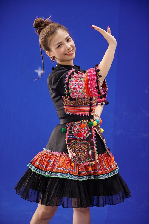 Dương Hoàng Yến hóa nữ siêu anh hùng bay lượn, trổ tài hát xẩm cực cuốn trong MV comeback