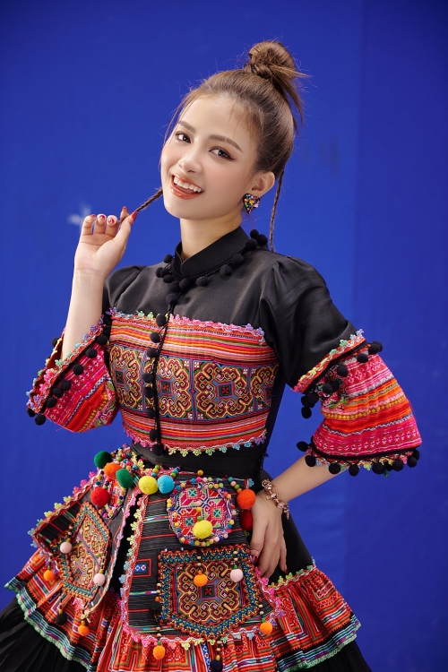 Dương Hoàng Yến hóa nữ siêu anh hùng bay lượn, trổ tài hát xẩm cực cuốn trong MV comeback