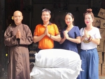 Trường Thịnh, Amy Lê Anh chia sẻ khó khăn với người nghèo nhân mùa Phật đản