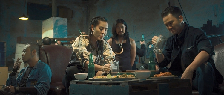 Bị 'cắm sừng', Nam Thư đắm đuối hôn trai lạ trong 'Bông hồng lửa'