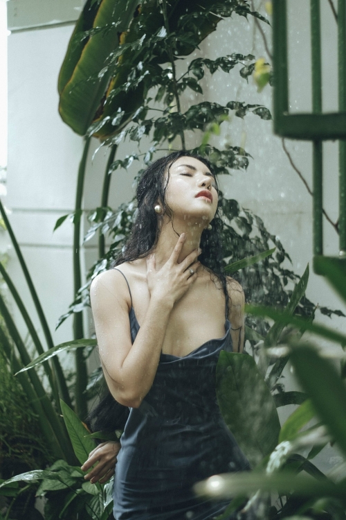 Hoa hậu Loan Vương khoe vòng 1 căng tròn dưới mưa