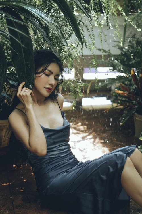 Hoa hậu Loan Vương khoe vòng 1 căng tròn dưới mưa