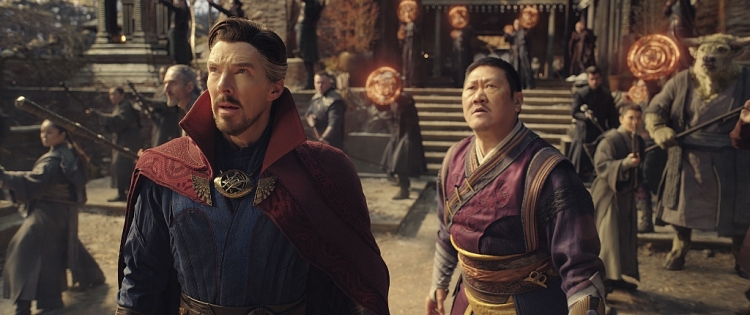 'Doctor Strange 2' 'tổng tấn công' phòng vé thế giới, doanh thu lập kỷ lục 100 tỷ đồng tại Việt Nam