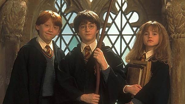 Ôn lại ký ức 'Harry Potter' phần đầu tiên: Xứ sở phép thuật mở ra, màn chọn nhà huyền thoại in sâu ký ức bao thế hệ