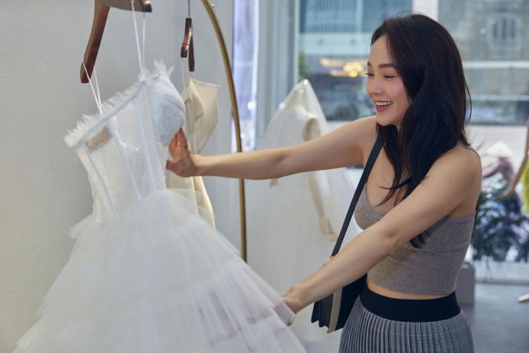 Nhà thiết kế Huy Trần mất 1 tháng làm váy cho Minh Hằng chụp ảnh cưới
