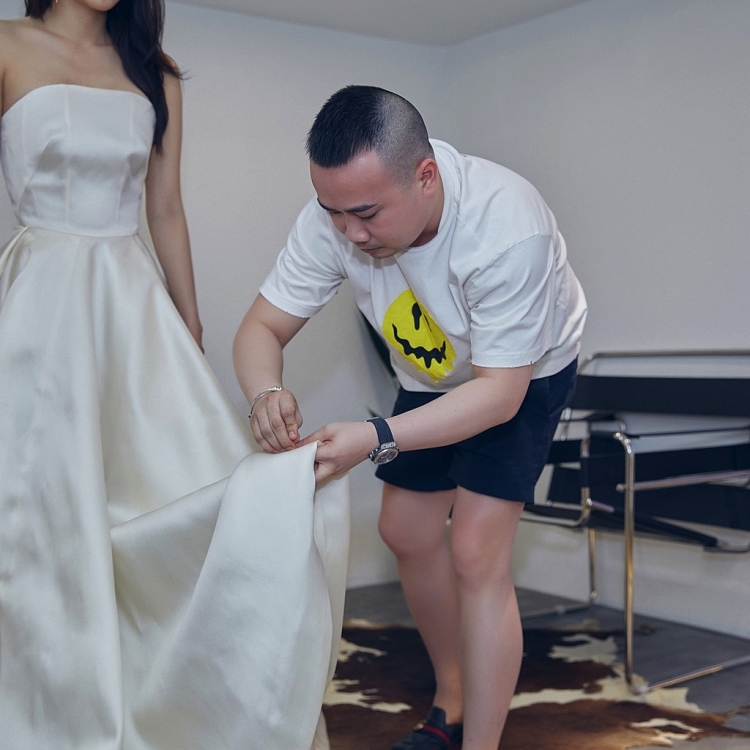 Nhà thiết kế Huy Trần mất 1 tháng làm váy cho Minh Hằng chụp ảnh cưới