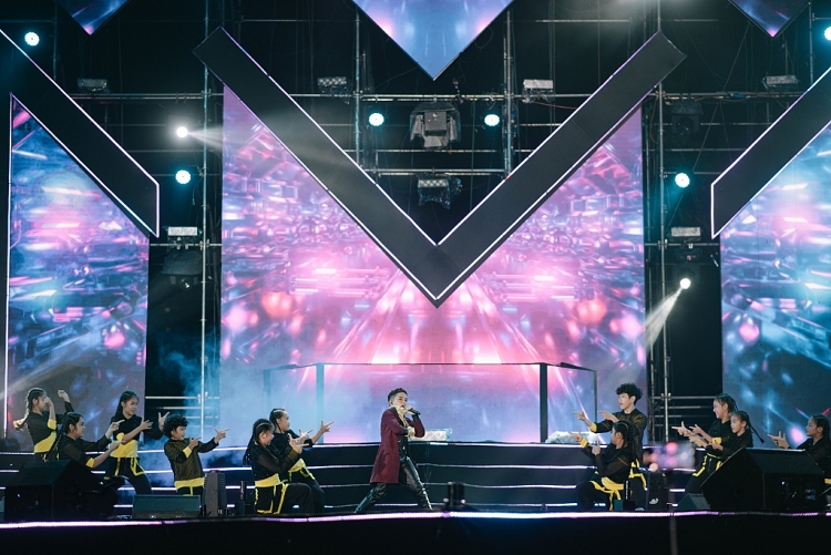 Rapper nhí Shumo 'chào sân' 'MTV School Fest' cực đỉnh trước 30.000 sinh viên tại KTX Đại học quốc gia TP.HCM