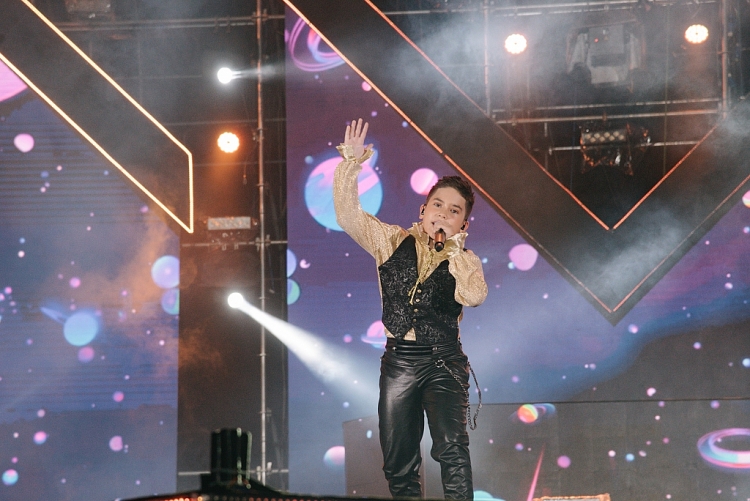 Rapper nhí Shumo 'chào sân' 'MTV School Fest' cực đỉnh trước 30.000 sinh viên tại KTX Đại học quốc gia TP.HCM