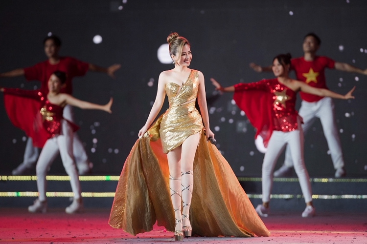 Dương Hoàng Yến hòa giọng cùng Uyên Linh, Văn Mai Hương, Hà Nhi tại Lễ bế mạc SEA Games 31