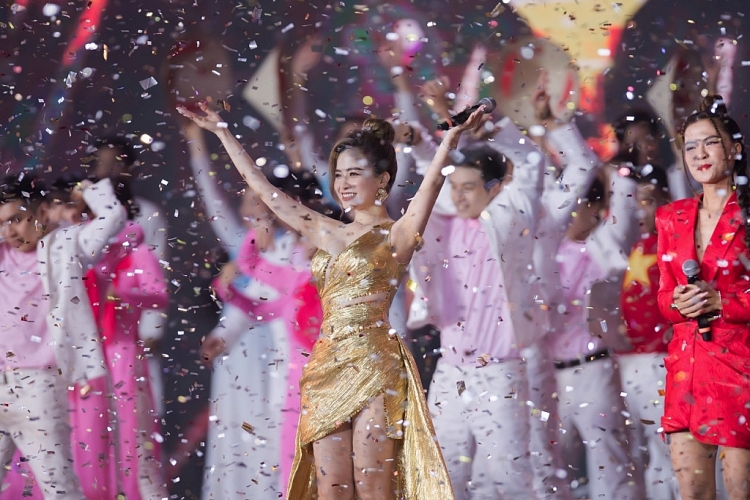 Dương Hoàng Yến hòa giọng cùng Uyên Linh, Văn Mai Hương, Hà Nhi tại Lễ bế mạc SEA Games 31