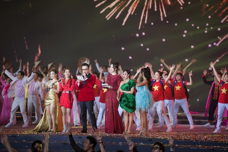 Dương Hoàng Yến hòa giọng cùng Uyên Linh, Văn Mai Hương, Hà Nhi tại Lễ bế mạc SEA Games 31