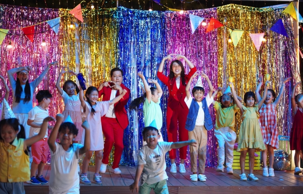 Dàn cast 'Running Man Vietnam' bất ngờ xuất hiện tặng quà đặc biệt cho các em nhỏ