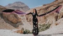 MC Thanh Mai khoe vẻ đẹp không tuổi, thả dáng cùng áo dài trên hoang mạc Israel