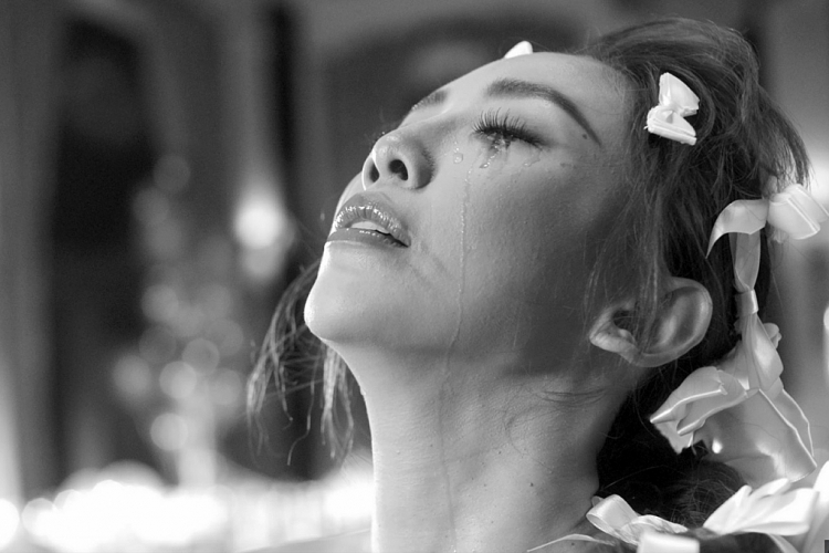Ơn giời, cuối cùng Tóc Tiên cũng đã comeback cùng Touliver, nhưng sao… lạ lạ thế này?