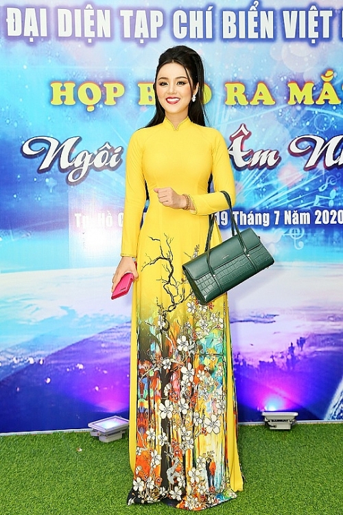nen na voi ao dai amy le anh nhan chuc truong ban van hoa tap chi bien viet nam