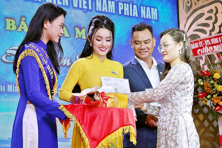 nen na voi ao dai amy le anh nhan chuc truong ban van hoa tap chi bien viet nam