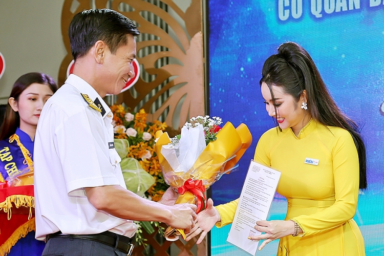 nen na voi ao dai amy le anh nhan chuc truong ban van hoa tap chi bien viet nam