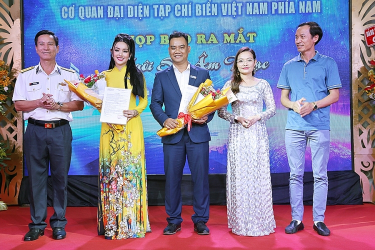 nen na voi ao dai amy le anh nhan chuc truong ban van hoa tap chi bien viet nam