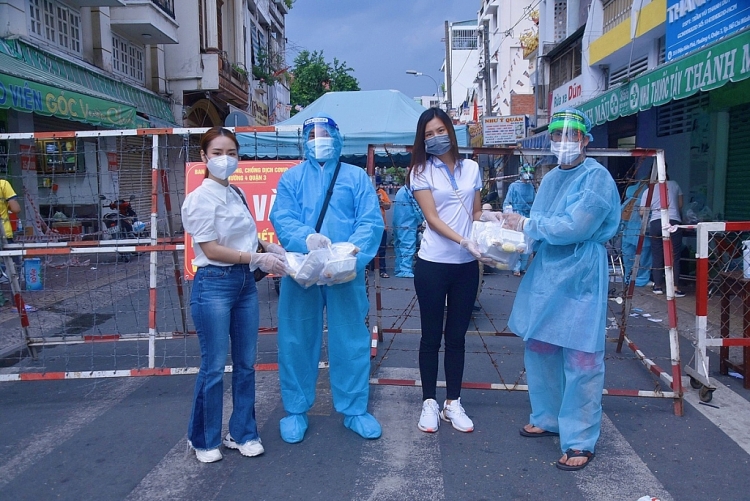 Ngọc Anh Anh, Thái Thị Hoa cùng làm từ thiện mùa dịch