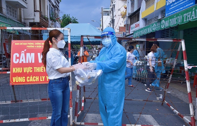 Ngọc Anh Anh, Thái Thị Hoa cùng làm từ thiện mùa dịch