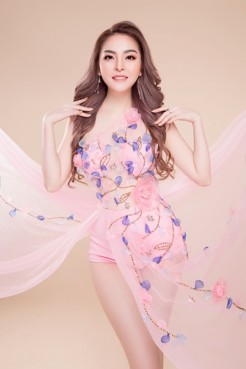 Saka Trương Tuyền đồng hành cùng các chiến sĩ tuyến đầu chống dịch bằng lời động viên 'Cảm ơn nhé chồng ơi!'