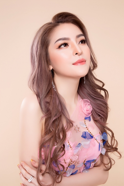 Saka Trương Tuyền đồng hành cùng các chiến sĩ tuyến đầu chống dịch bằng lời động viên 'Cảm ơn nhé chồng ơi!'