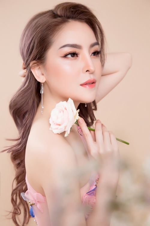 Saka Trương Tuyền đồng hành cùng các chiến sĩ tuyến đầu chống dịch bằng lời động viên 'Cảm ơn nhé chồng ơi!'