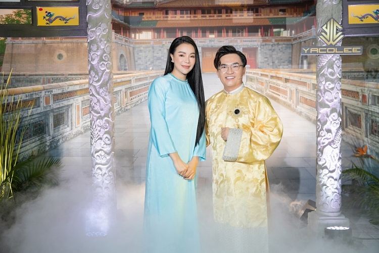 Trà Ngọc Hằng mặc áo dài nền nã chúc mừng 'đàn anh' Đại Nghĩa
