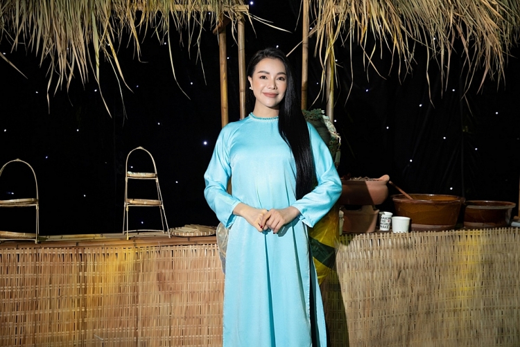 Trà Ngọc Hằng mặc áo dài nền nã chúc mừng 'đàn anh' Đại Nghĩa