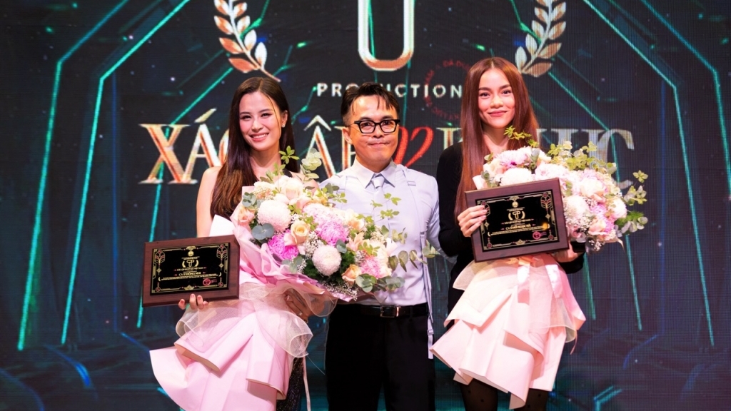Hồ Ngọc Hà và Đông Nhi chúc mừng đạo diễn Trần Thành Trung và ekip đạt Kỷ lục Việt Nam