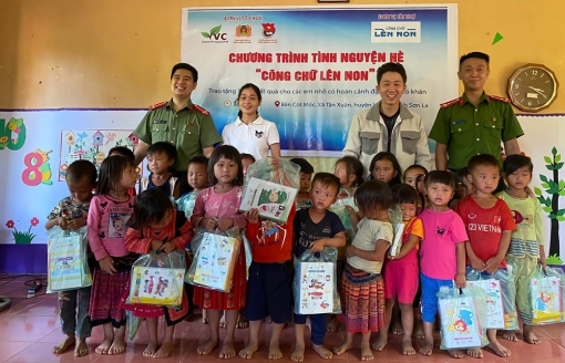 Diễn viên Dương Phúc được Hoa hậu Đặng Thu Thảo và Hoa khôi Hoài Hạnh hỗ trợ phát 1.000 phần quà cho học sinh vùng cao