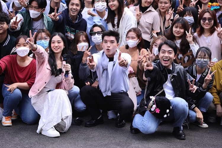 Dàn cast '2 ngày 1 đêm' cháy hết mình với sinh viên Đại học Đà Lạt