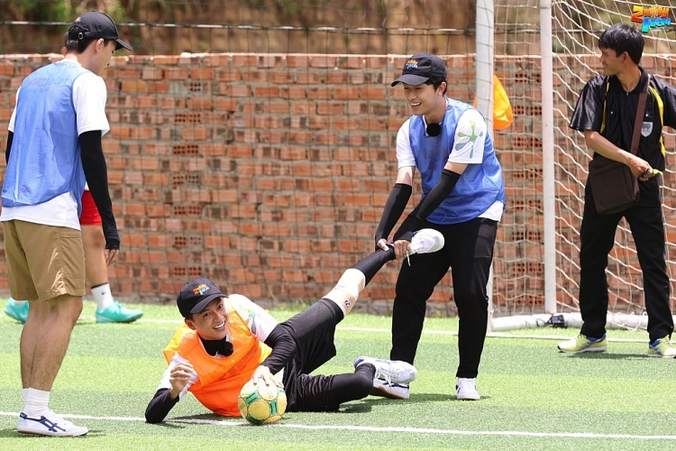 Dàn cast '2 ngày 1 đêm' cháy hết mình với sinh viên Đại học Đà Lạt
