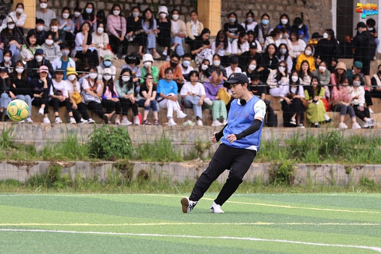 Dàn cast '2 ngày 1 đêm' cháy hết mình với sinh viên Đại học Đà Lạt