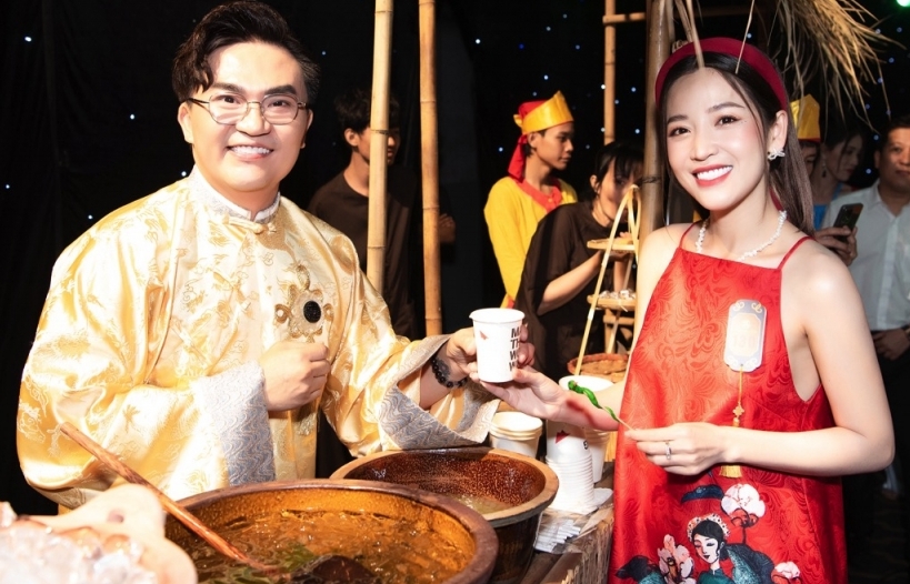 Đại Nghĩa mặc áo dài, tự tay pha nước cho dàn sao Việt trong sự kiện