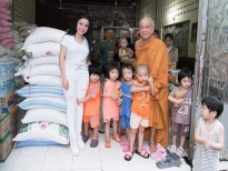Hoa hậu Janny Thủy Trần đi thăm các bé tại chùa Kỳ Quang