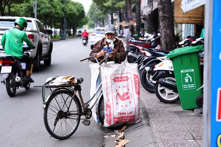 dieu nhi bat ngo to chuc dam cuoi vang trao ngay may man cho ong ba cu nhat ve chai