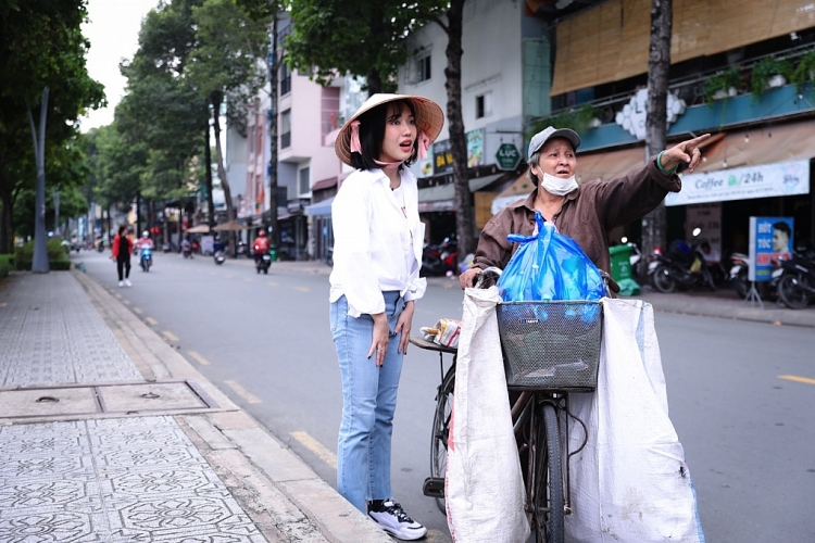 dieu nhi bat ngo to chuc dam cuoi vang trao ngay may man cho ong ba cu nhat ve chai