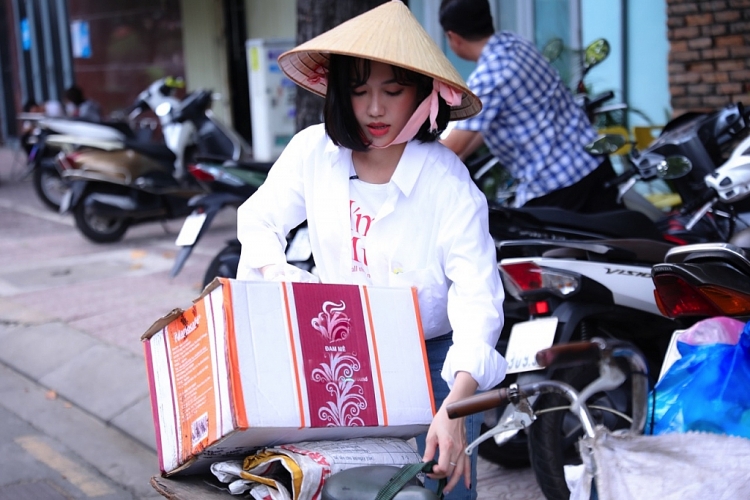 dieu nhi bat ngo to chuc dam cuoi vang trao ngay may man cho ong ba cu nhat ve chai