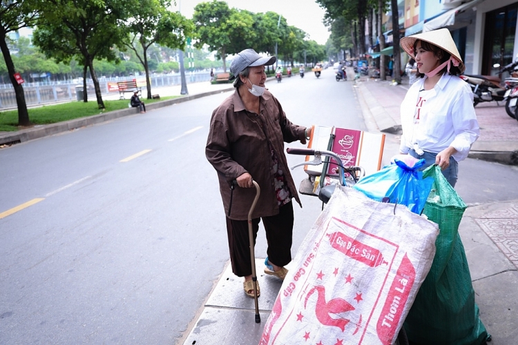dieu nhi bat ngo to chuc dam cuoi vang trao ngay may man cho ong ba cu nhat ve chai