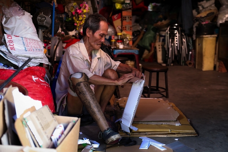 dieu nhi bat ngo to chuc dam cuoi vang trao ngay may man cho ong ba cu nhat ve chai